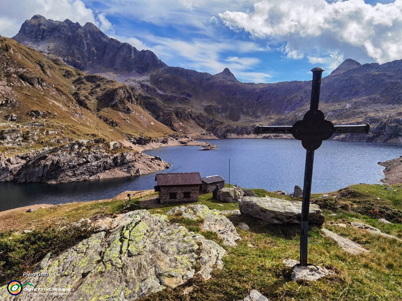 57 La casetta sulla riva occidentale dei LaghI gemelli.jpg